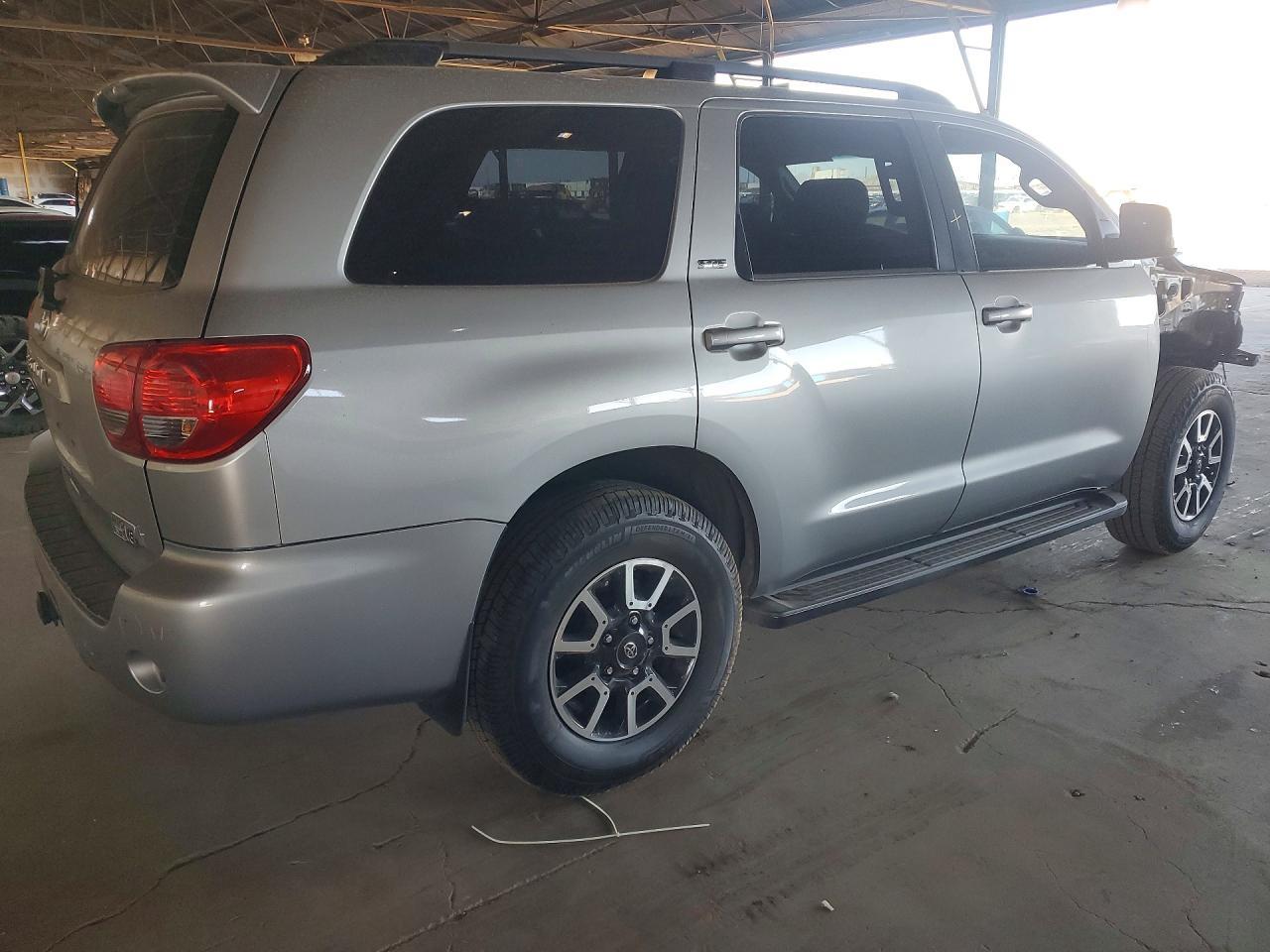 2016 Toyota Sequoia Sr5 - Фото 3