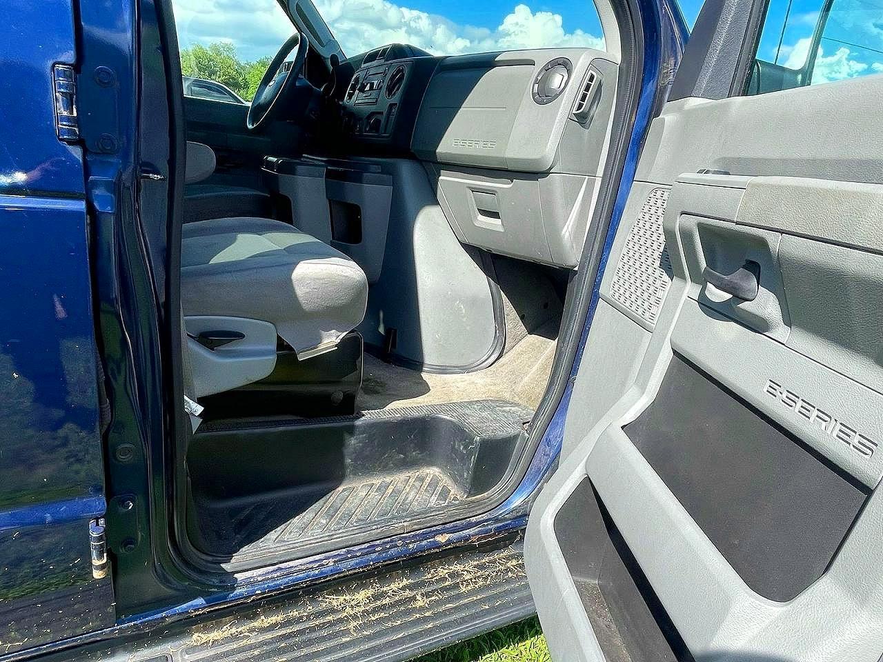 2011 Ford Econoline E350 Super Duty Wagon - Image 5