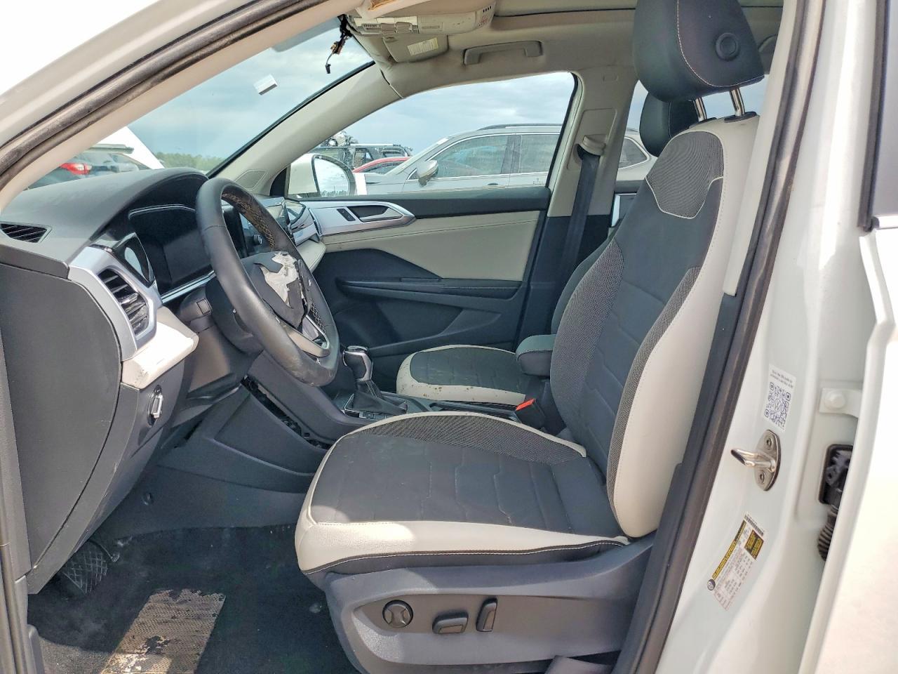 2025 Volkswagen Taos Se - Image 7