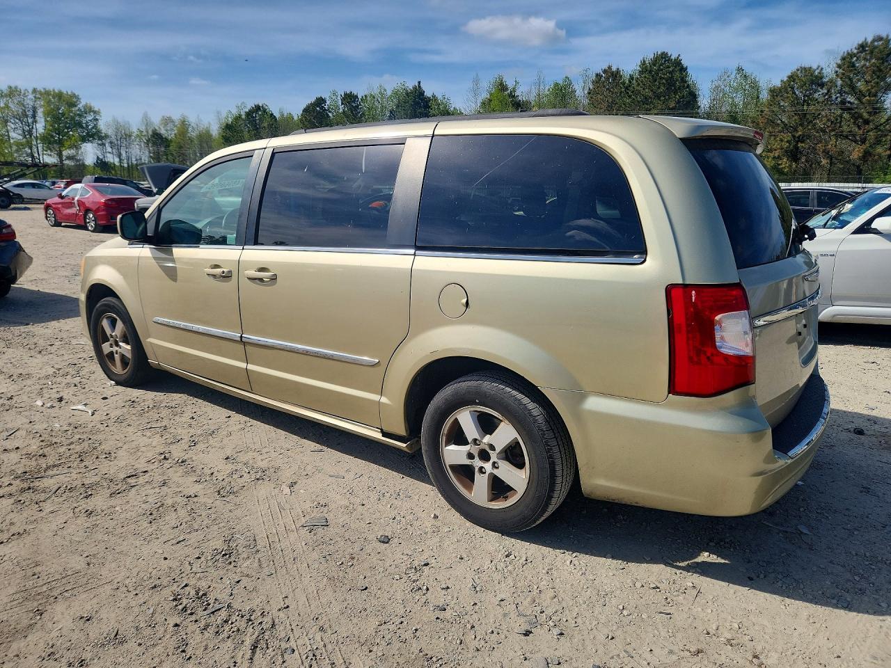 2011 Chrysler Town & Country Touring - Фото 2