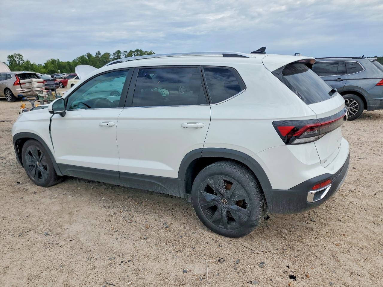2025 Volkswagen Taos Se - Image 2