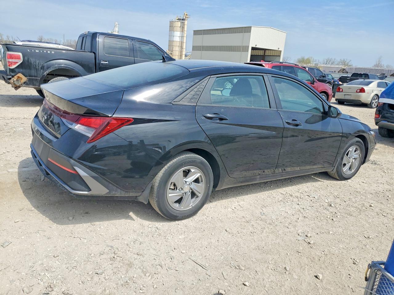 2024 Hyundai Elantra Se - Image 3