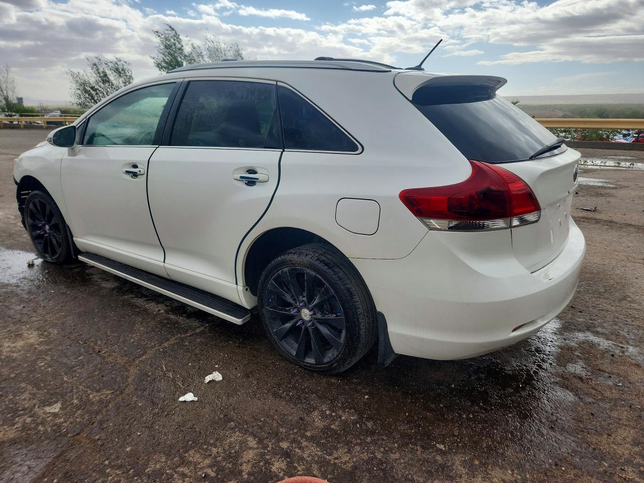 2015 Toyota Venza Le - Image 2