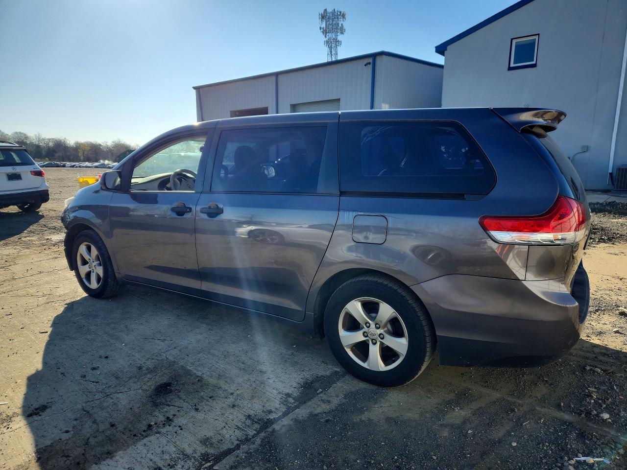 2013 Toyota Sienna L 7-Passenger - Фото 2
