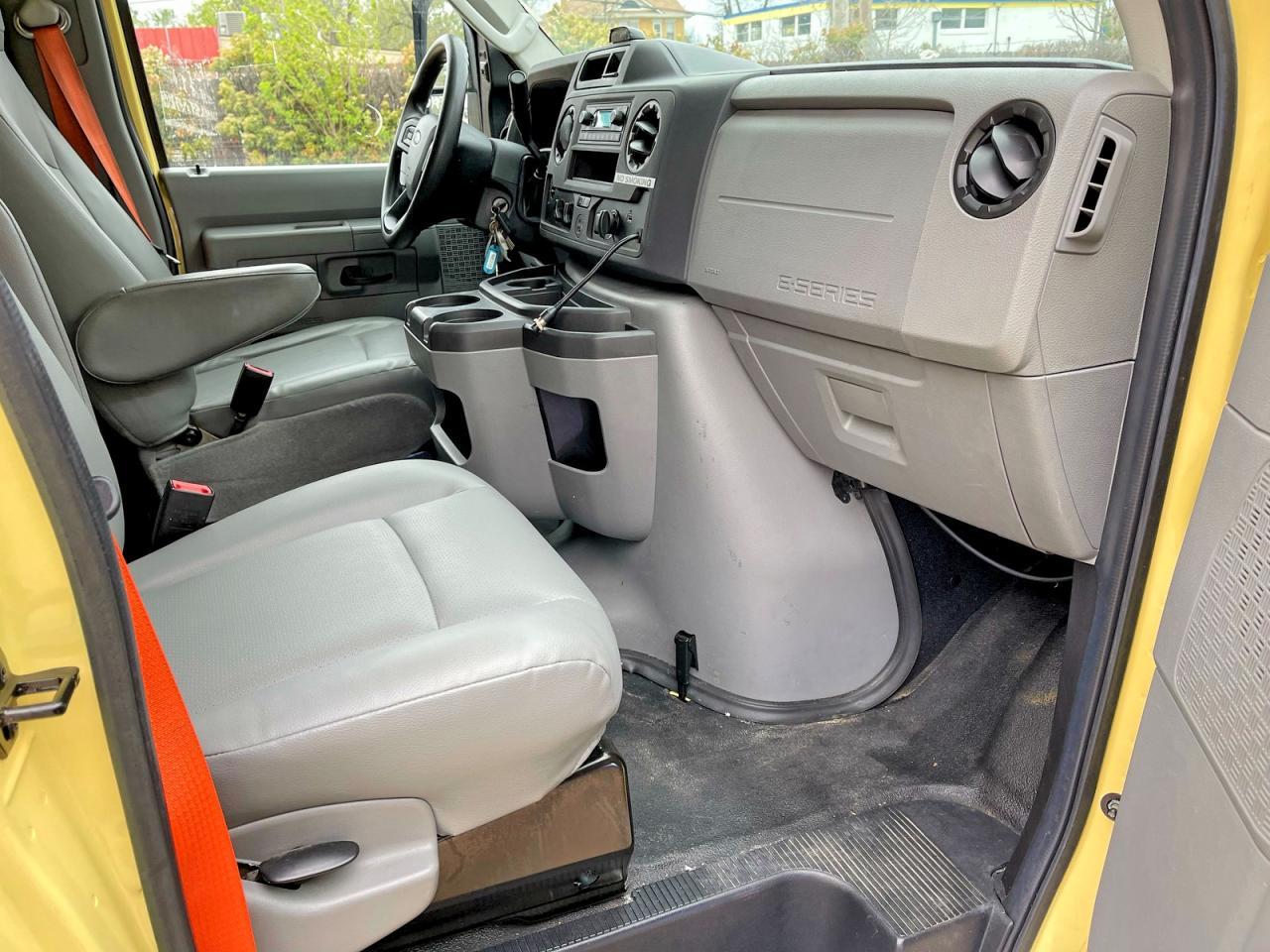 2021 Ford Econoline E450 Super Duty Cutaway Van - Image 5