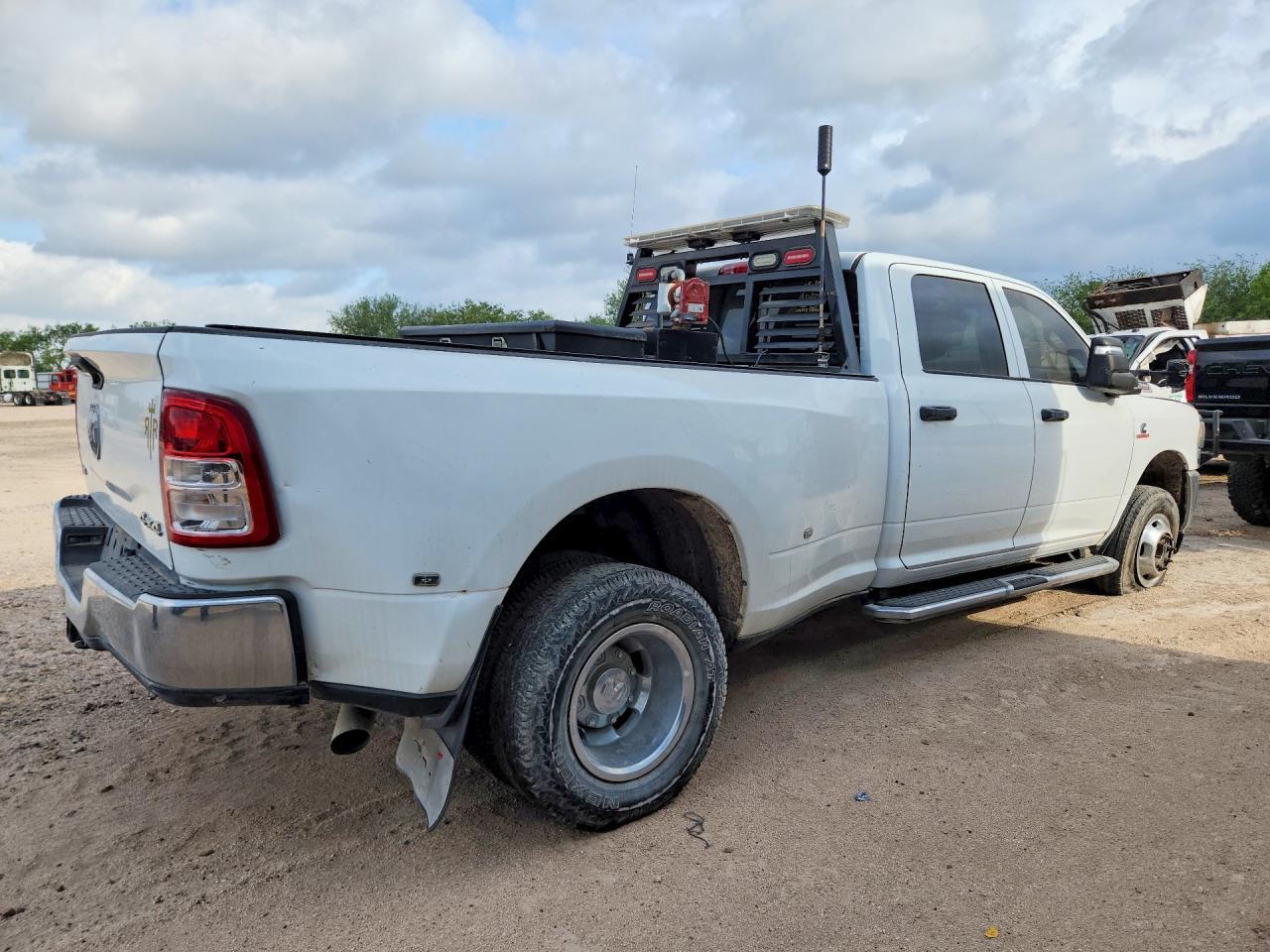 2023 Ram 3500 Tradesman - Фото 3