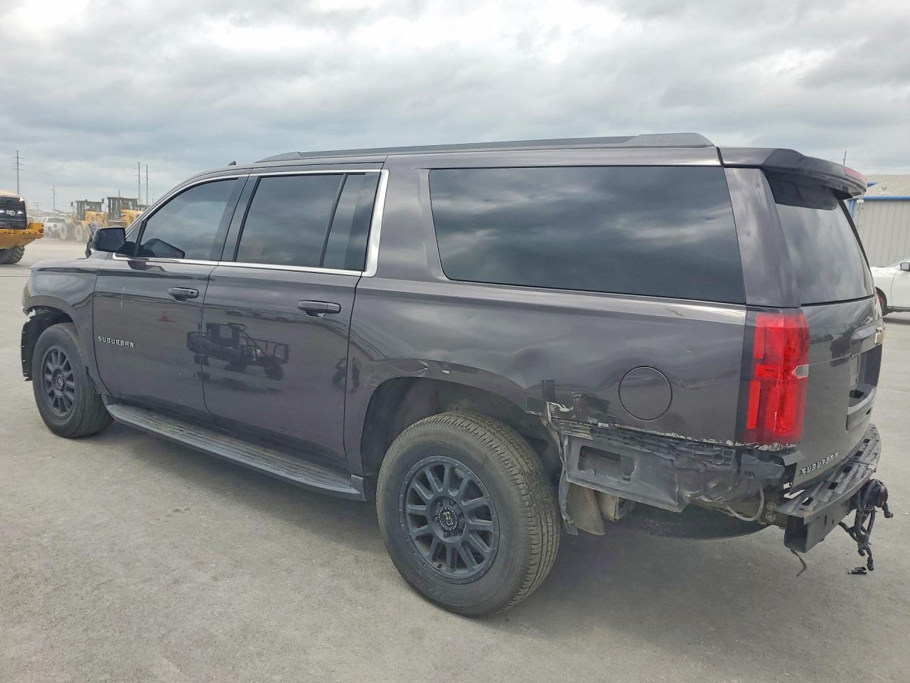 2017 Chevrolet Suburban C1500 Ls - Фото 2