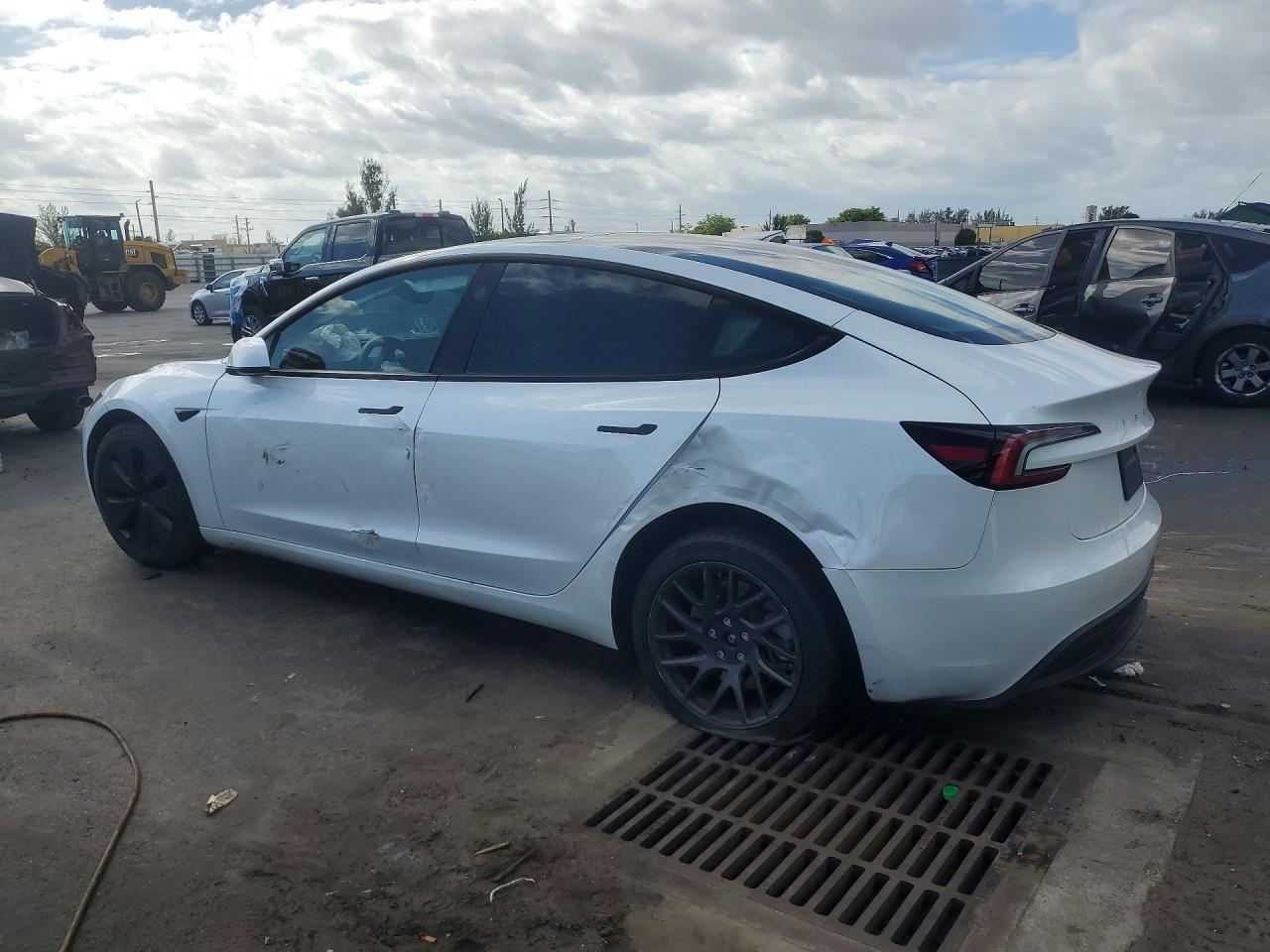 2025 Tesla Model 3 - Фото 2