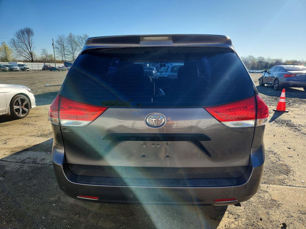 2013 Toyota Sienna L 7-Passenger - Фото 6