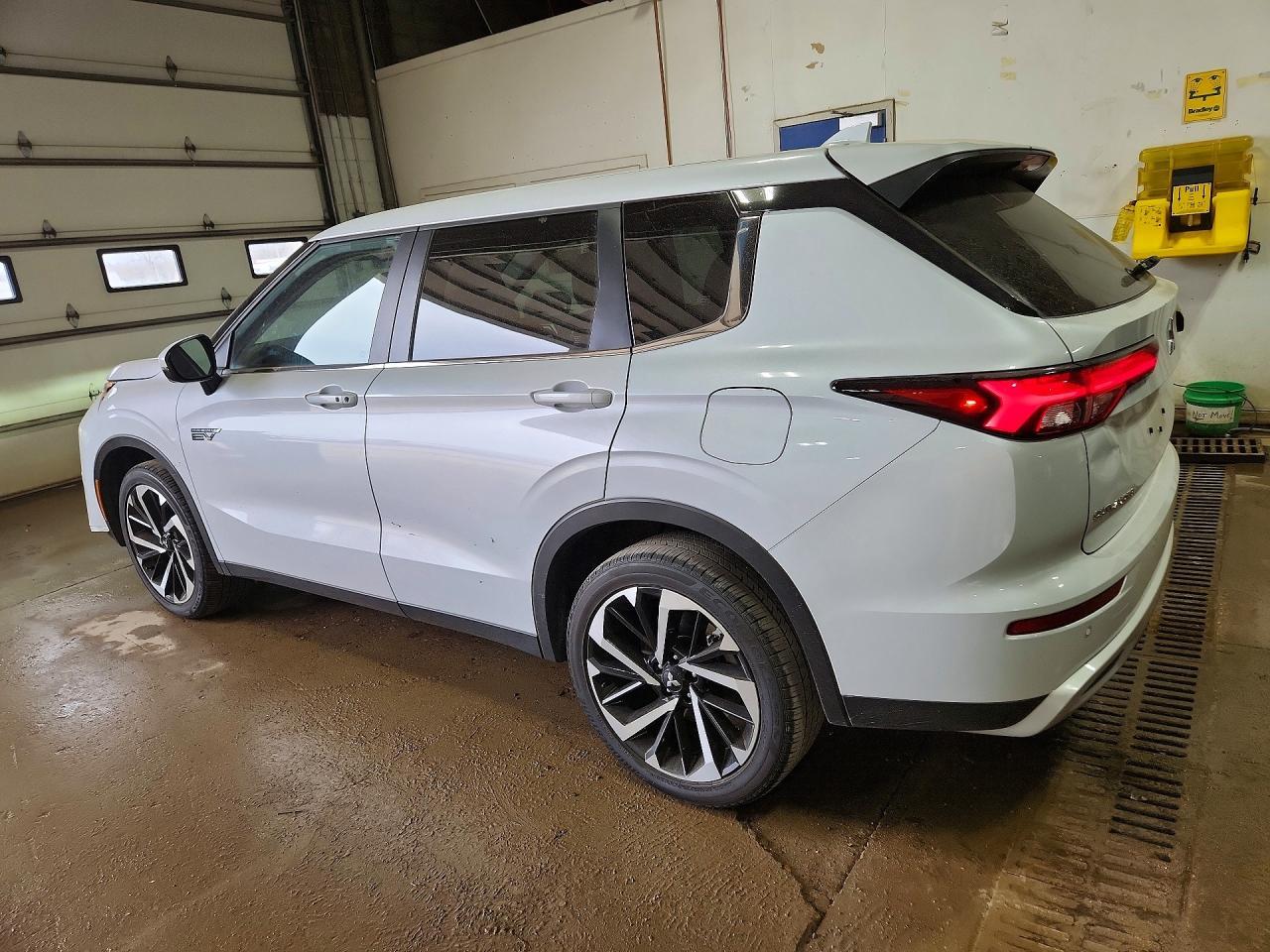 2025 Mitsubishi Outlander - Фото 2