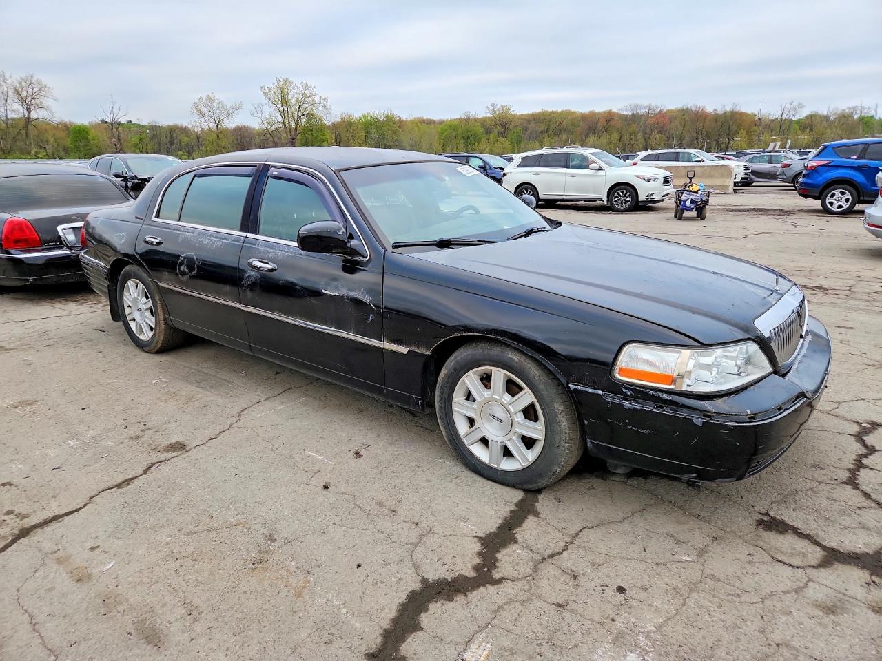2011 Lincoln Town Car Executive L - Image 4