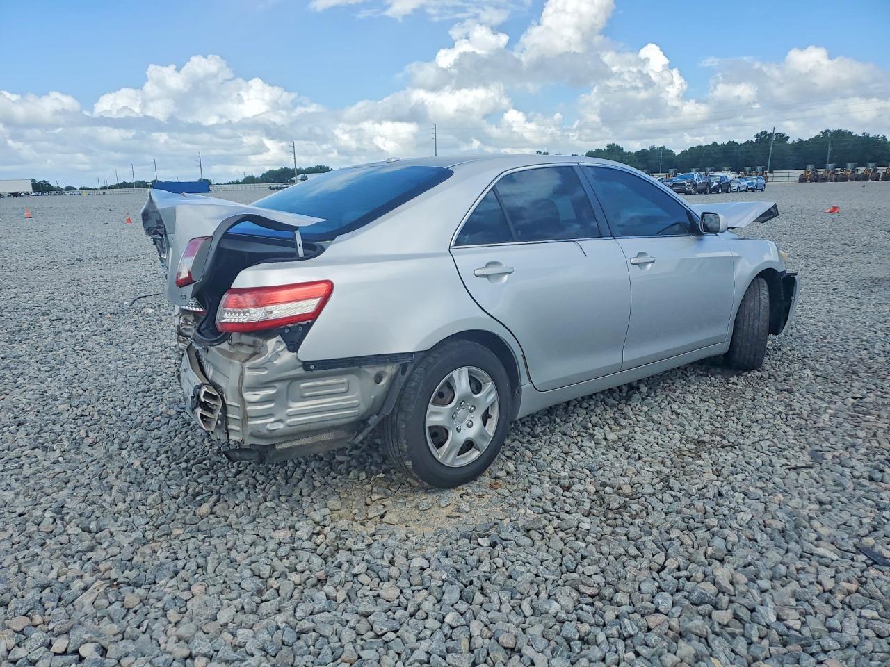 2011 Toyota Camry Le - Image 3