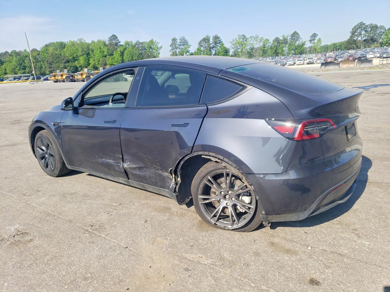 2025 Tesla Model Y - Фото 2
