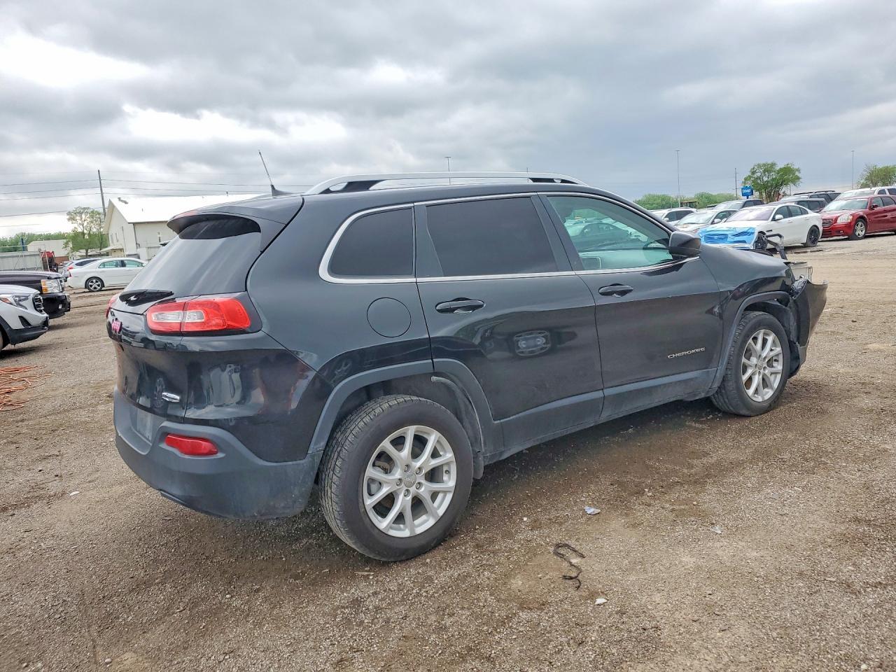2016 Jeep Cherokee Latitude - Image 3