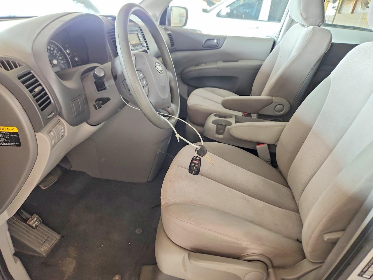2012 Kia Sedona Lx - Image 7