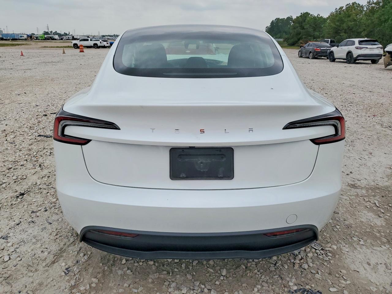 2025 Tesla Model 3 - Фото 6