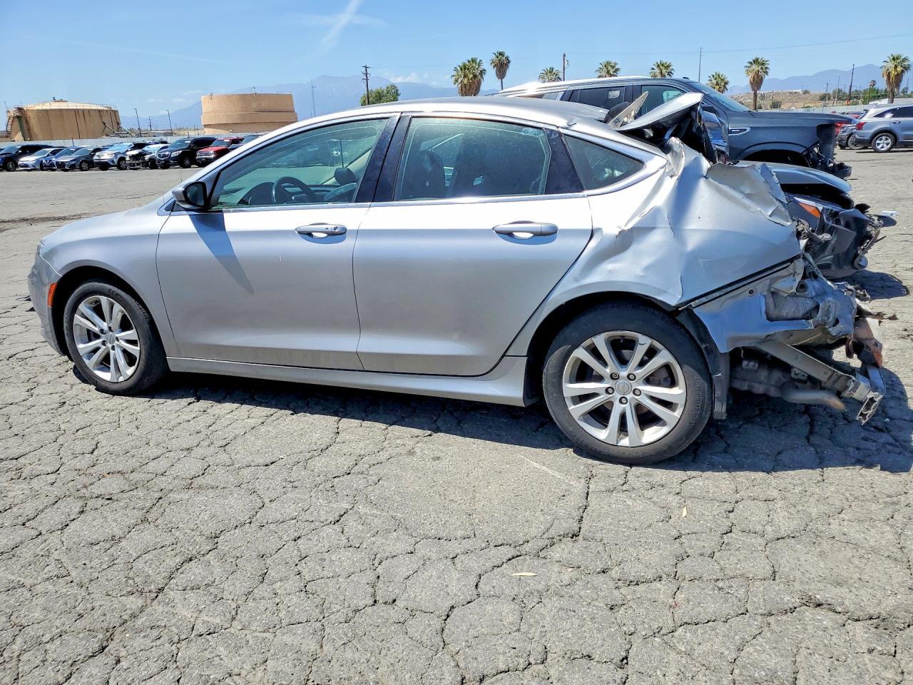 2015 Chrysler 200 Limited - Фото 2