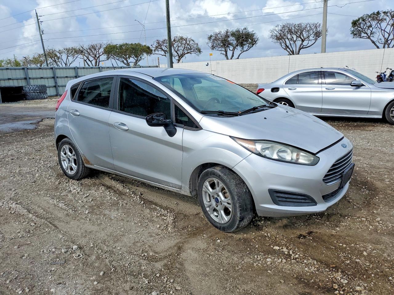 2015 Ford Fiesta Se - Image 4