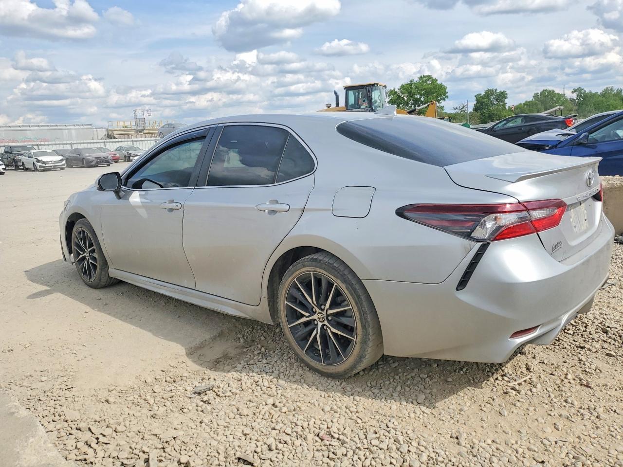 2021 Toyota Camry Se - Фото 2