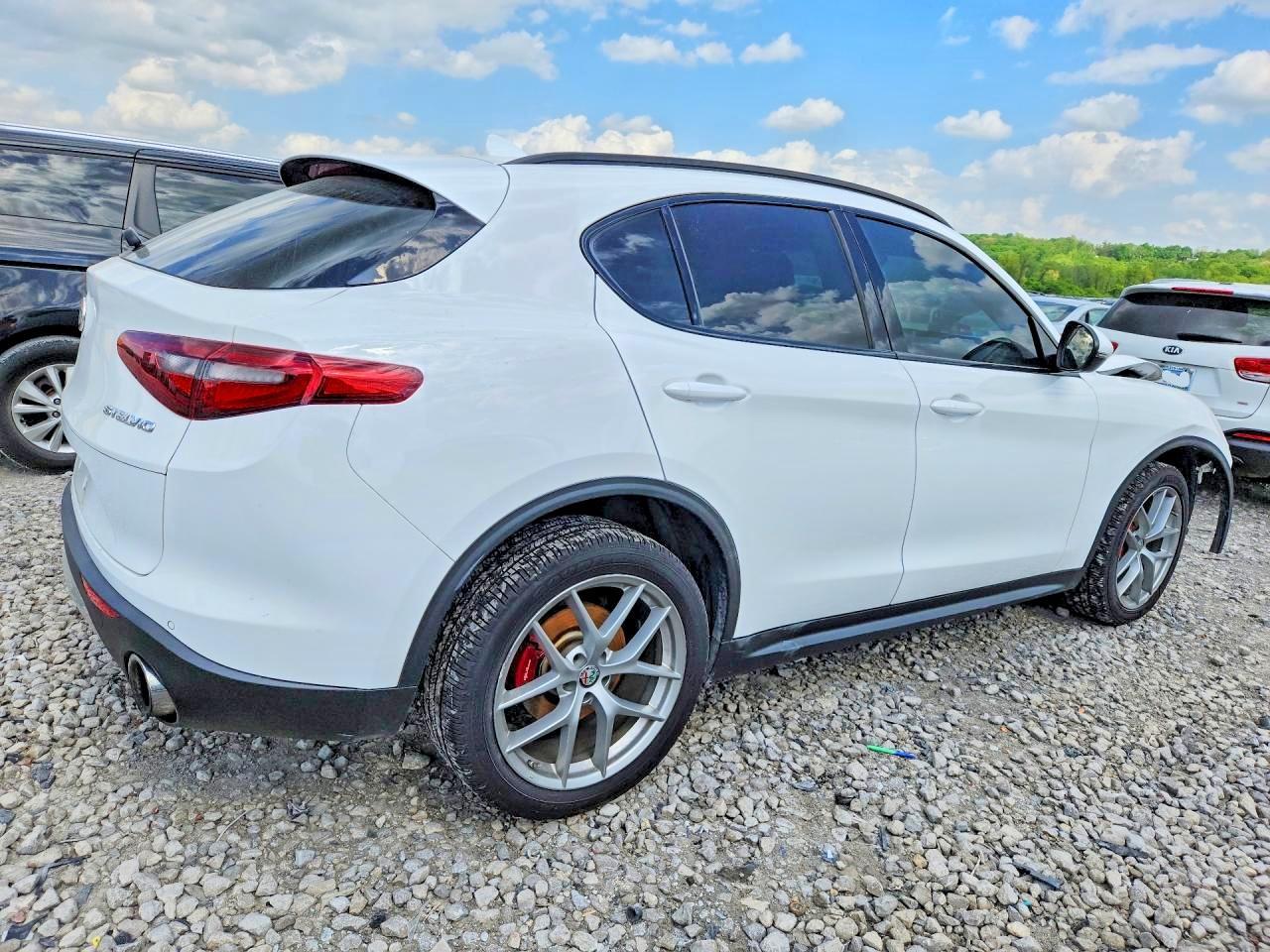 2018 Alfa Romeo Stelvio Ti Sport - Image 3