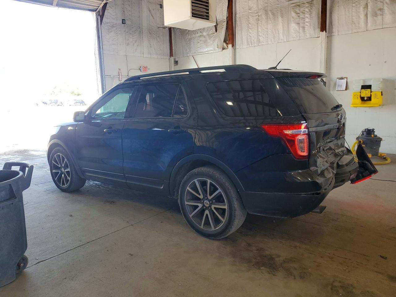 2015 Ford Explorer Xlt - Фото 2