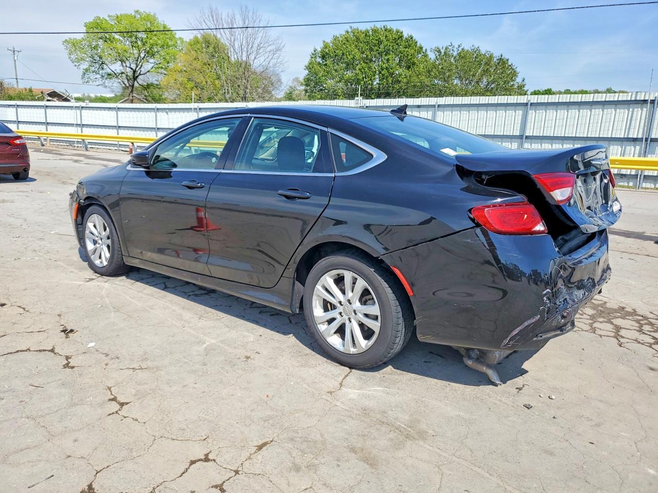 2016 Chrysler 200 Limited - Фото 2