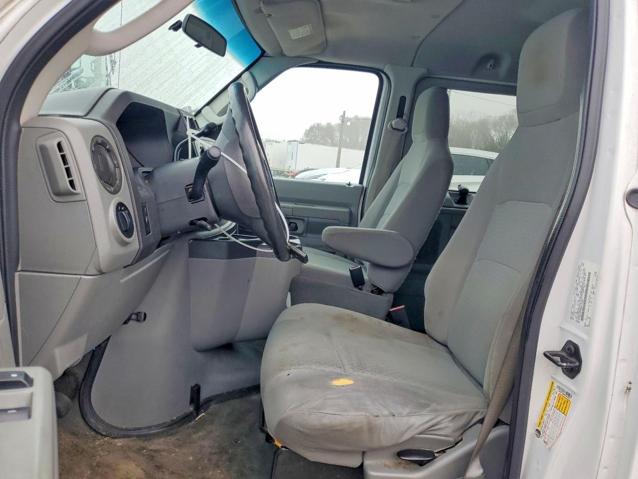 2011 Ford Econoline E150 Wagon - Фото 7