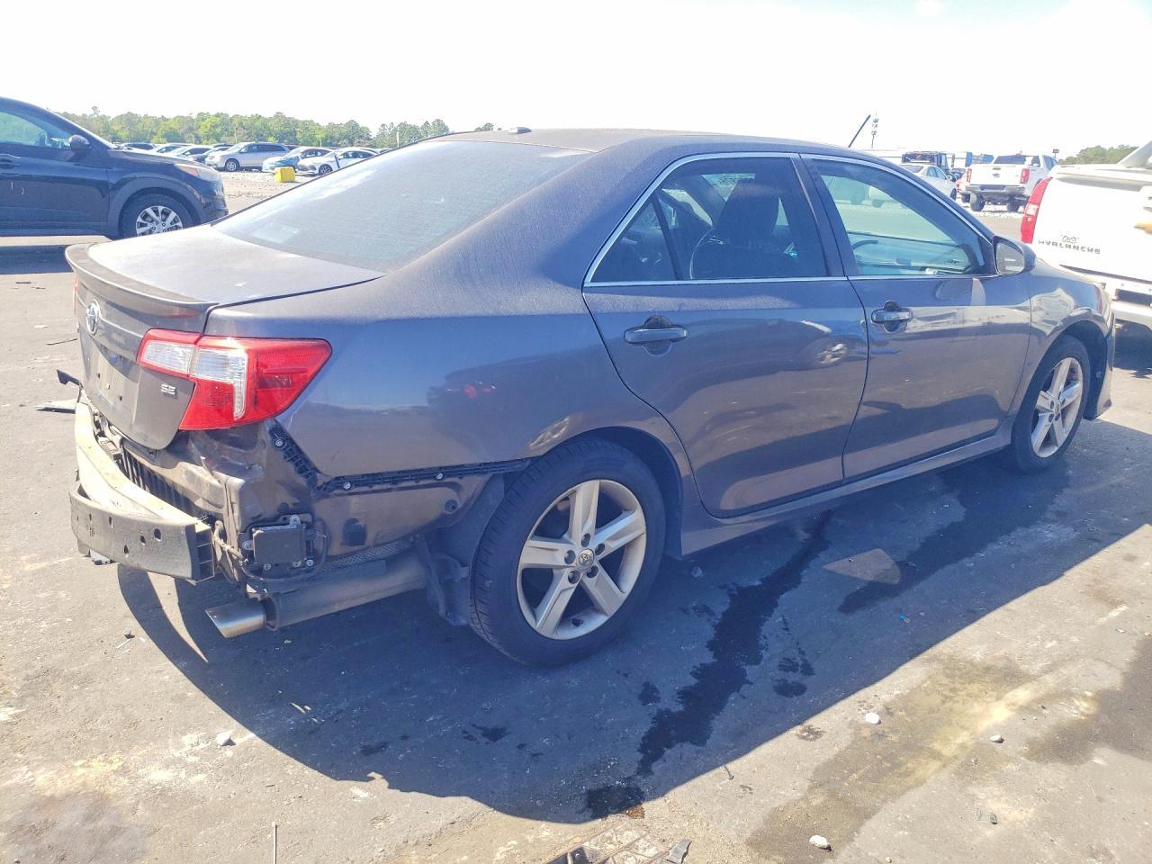 2014 Toyota Camry Se - Image 3
