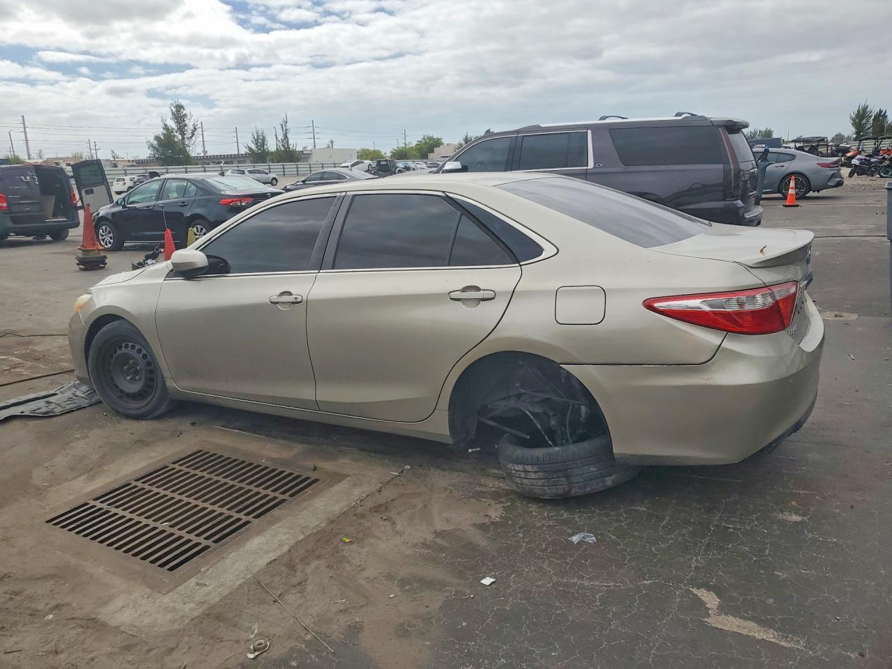 2016 Toyota Camry Se - Фото 2