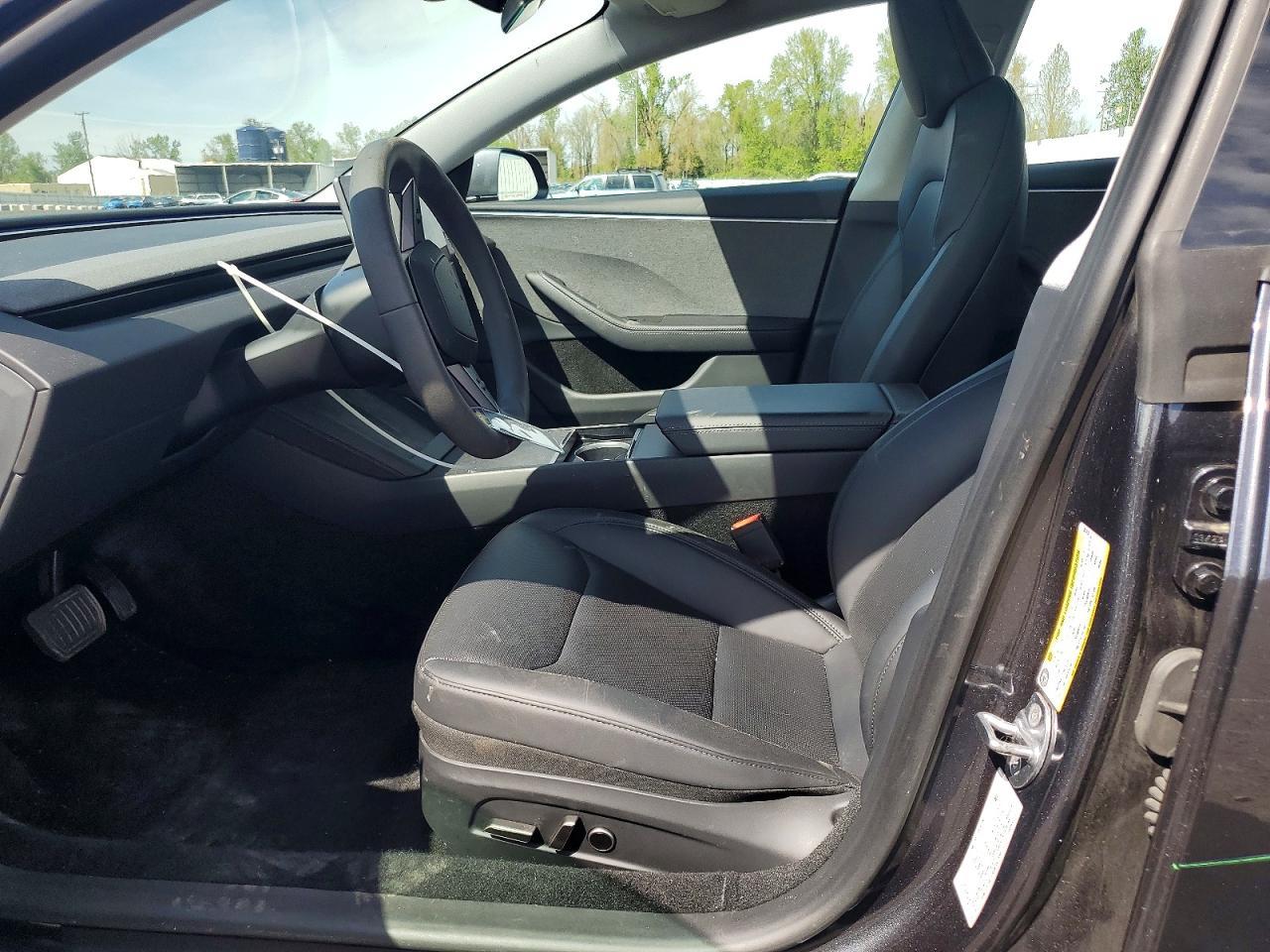 2025 Tesla Model 3 - Фото 7
