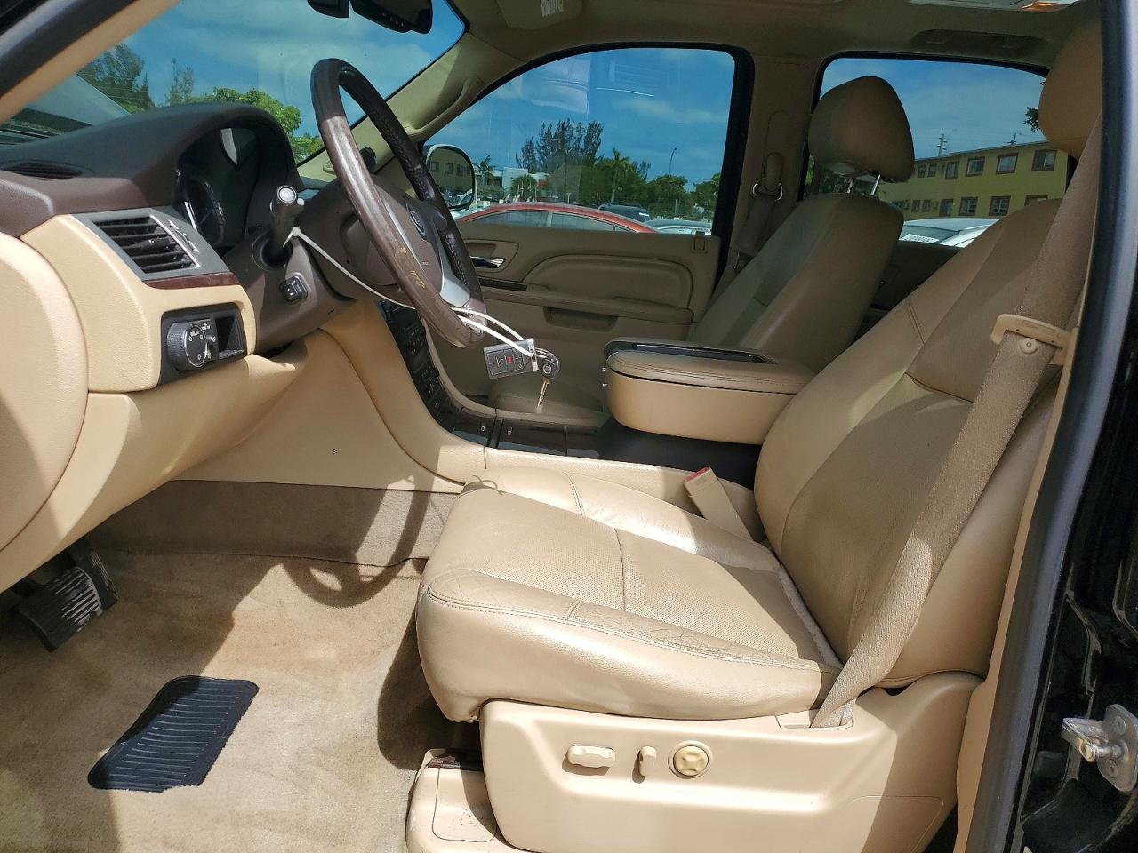 2012 Cadillac Escalade Luxury - Image 7