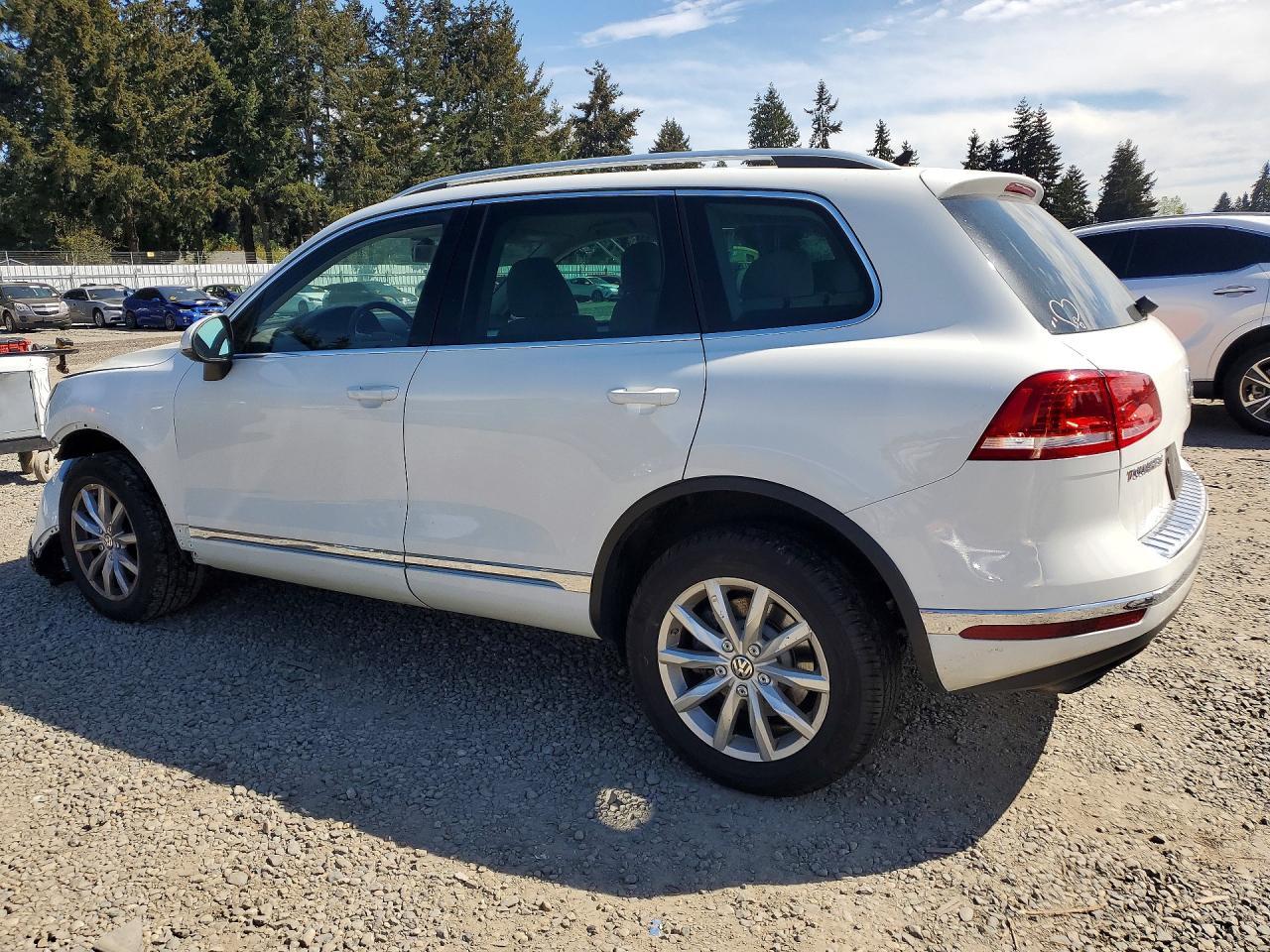 2015 Volkswagen Touareg V6 - Image 2