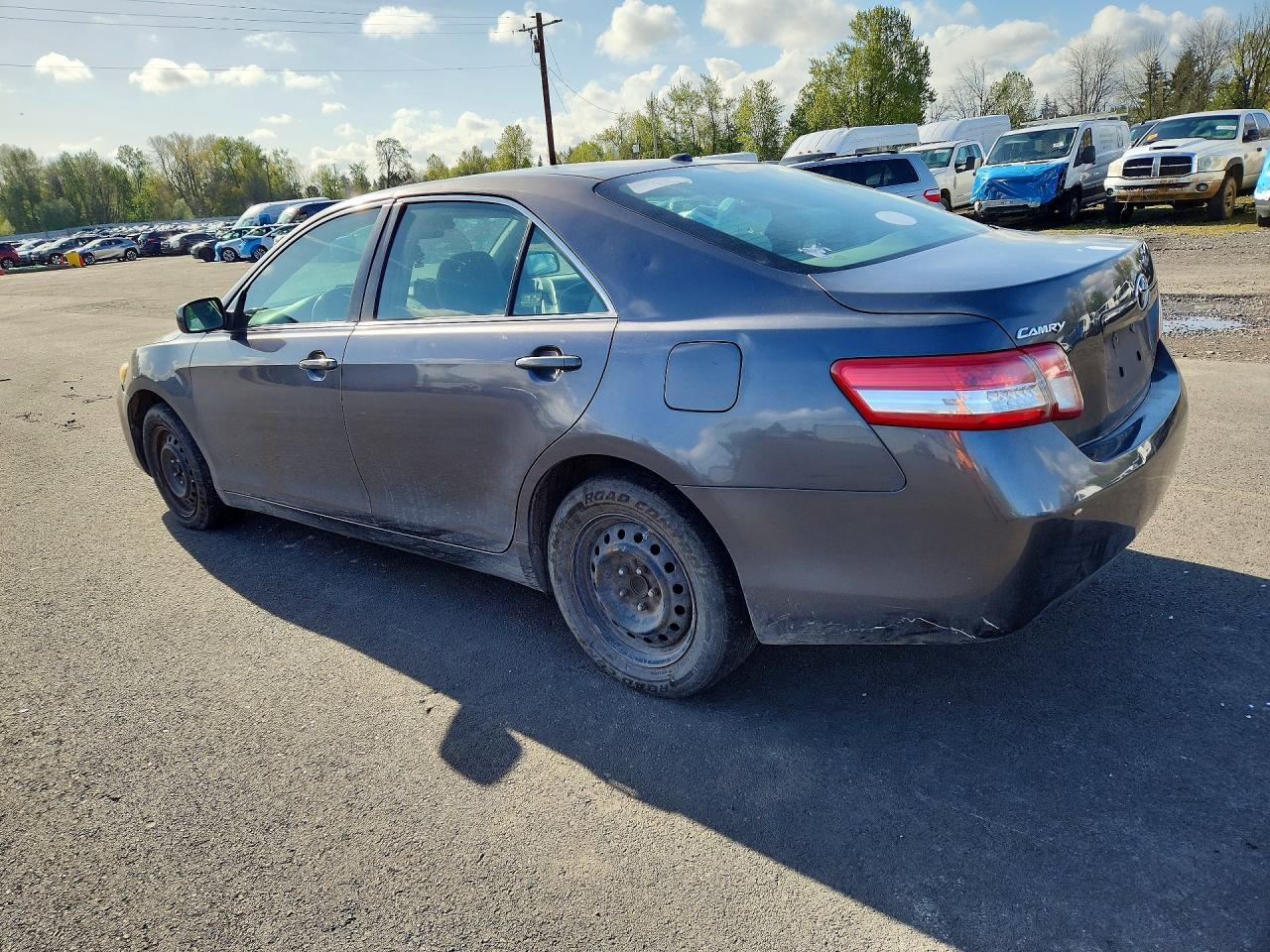 2011 Toyota Camry Le - Фото 2