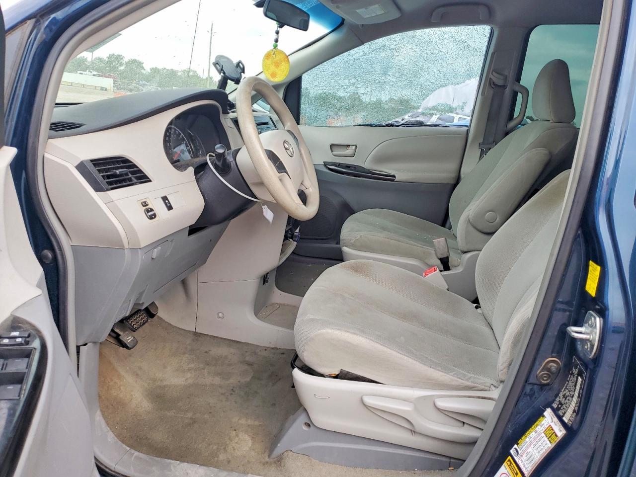 2011 Toyota Sienna Base 7-Passenger - Фото 7