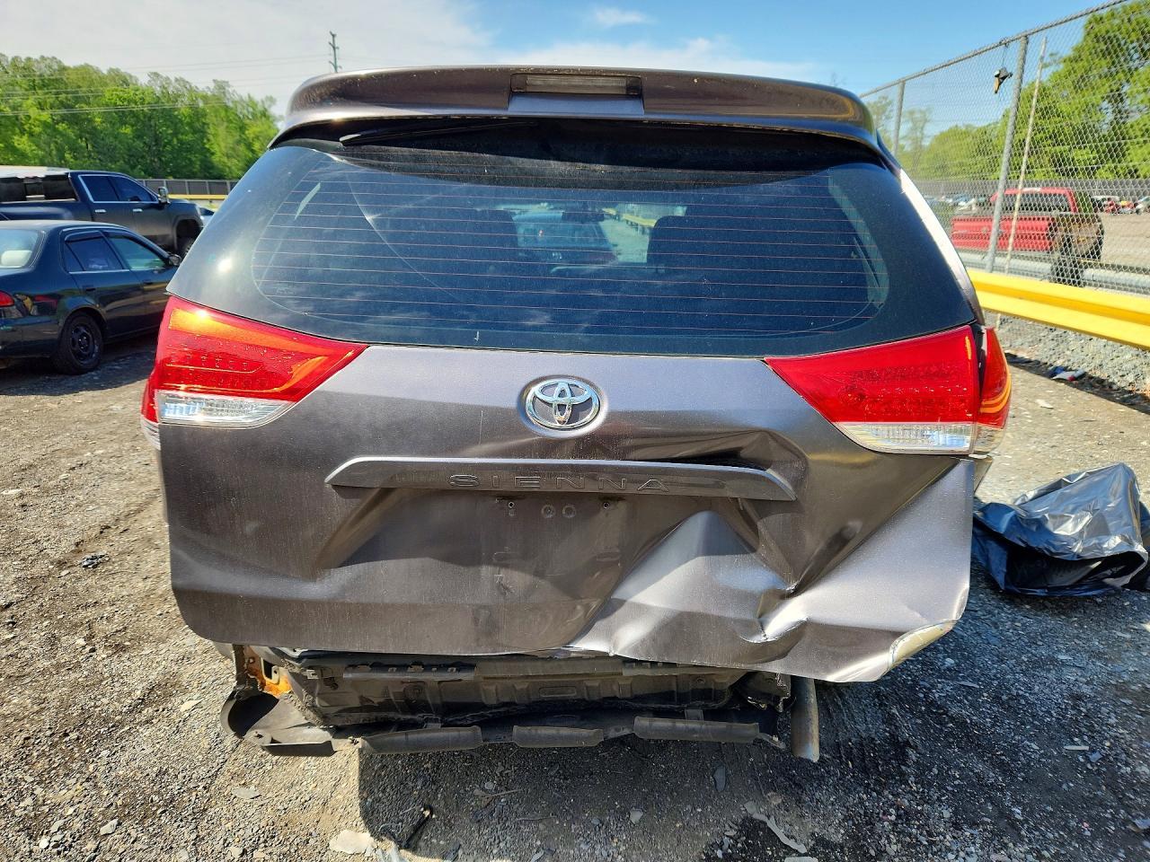 2012 Toyota Sienna Base 7-Passenger - Image 6