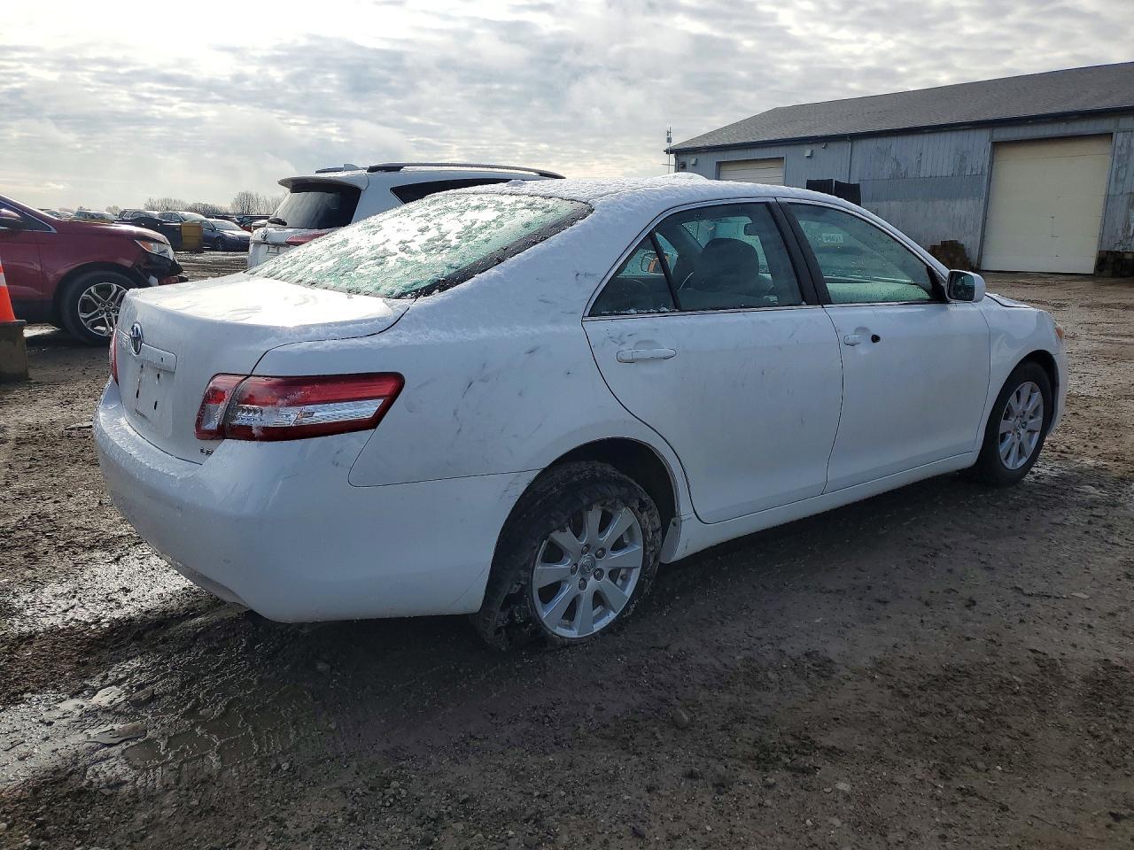 2011 Toyota Camry Le - Фото 3