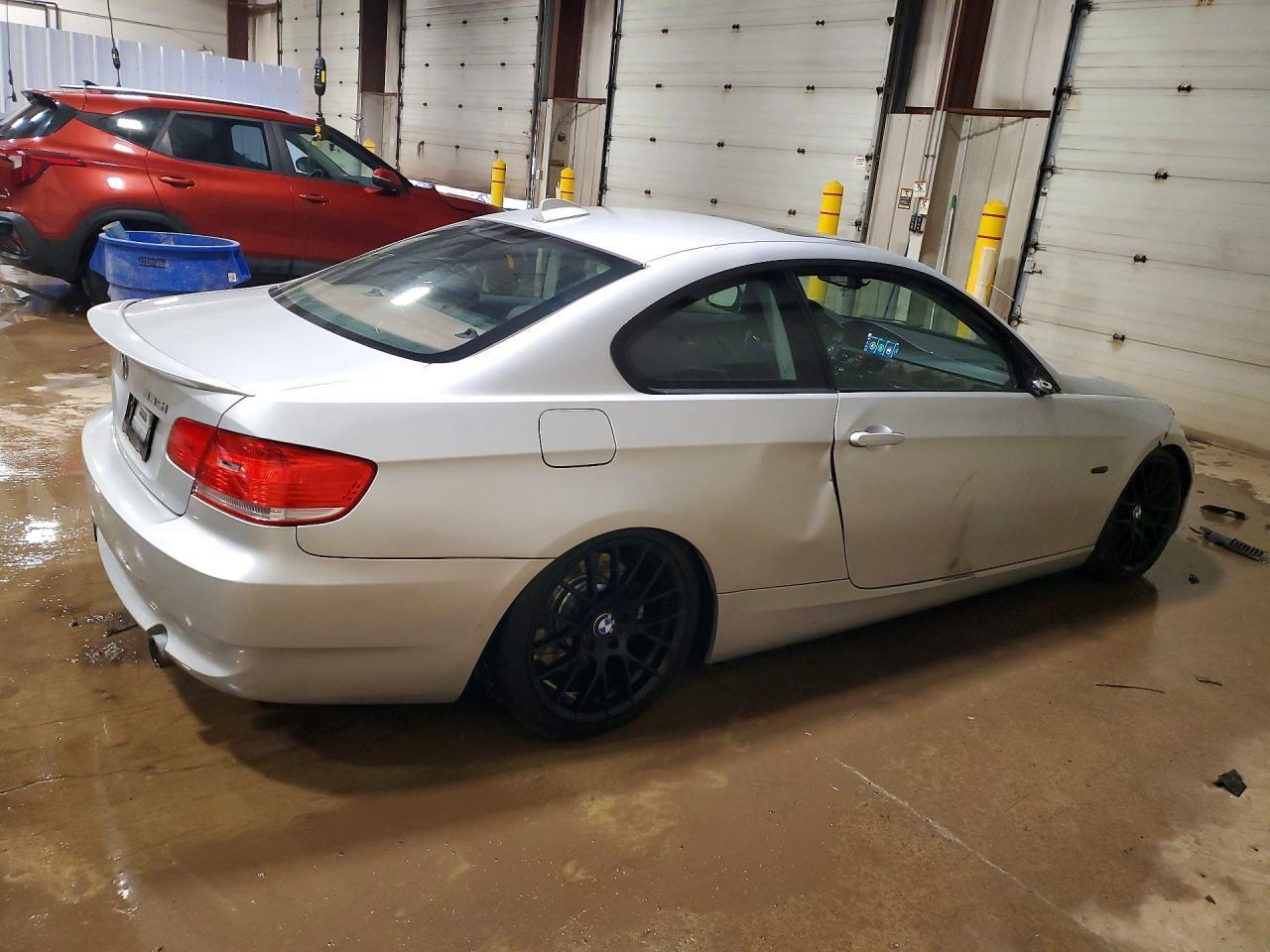2010 BMW 335 Xi - Фото 3