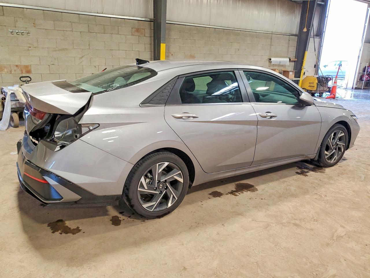 2025 Hyundai Elantra Sel - Image 3
