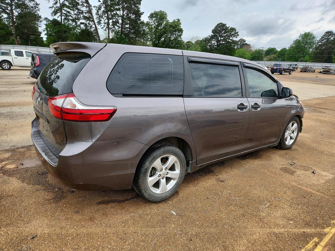 2017 Toyota Sienna L 7-Passenger - Image 3