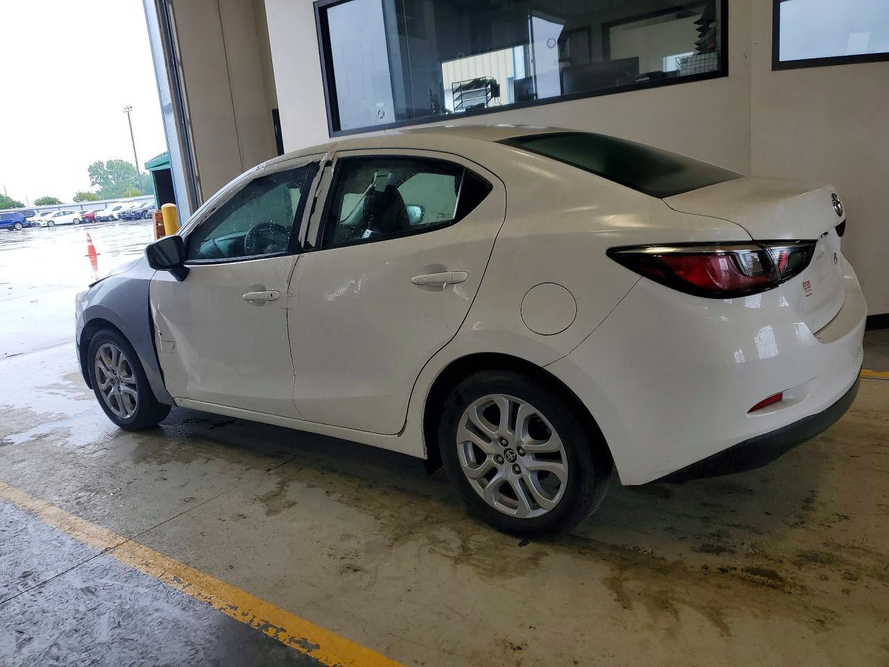 2018 Toyota Yaris Ia Base - Image 2