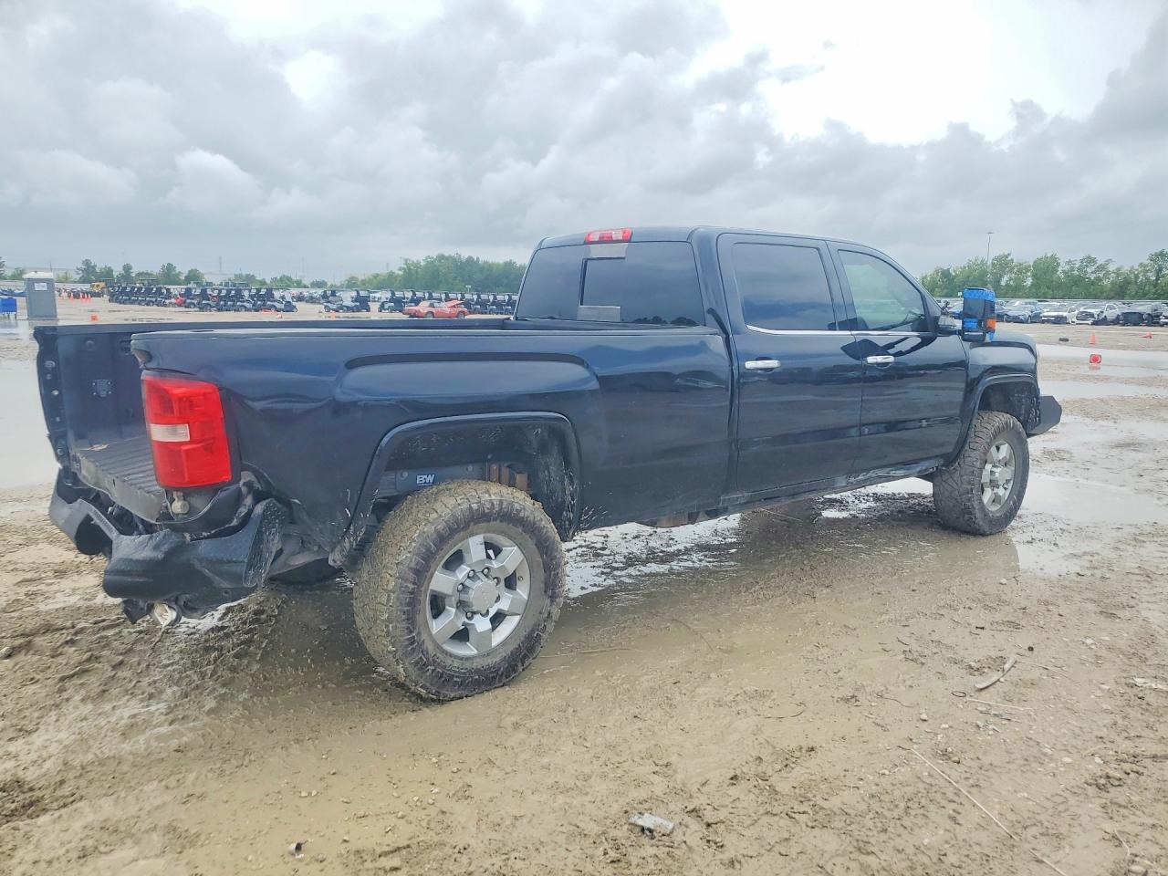 2015 GMC Sierra K3500 Denali - Image 3