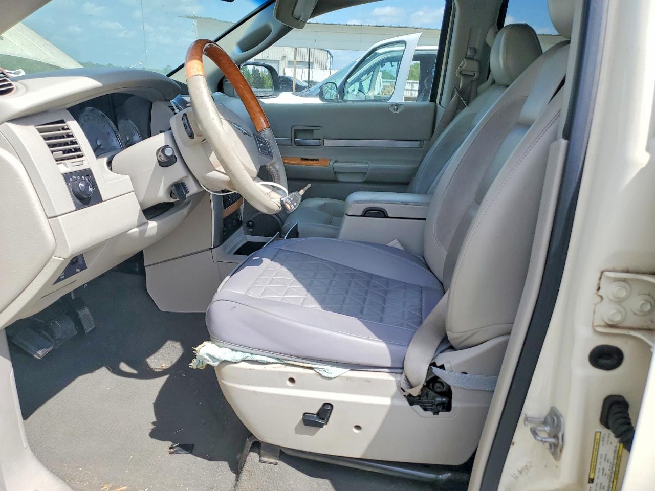 2008 Chrysler Aspen - Image 7