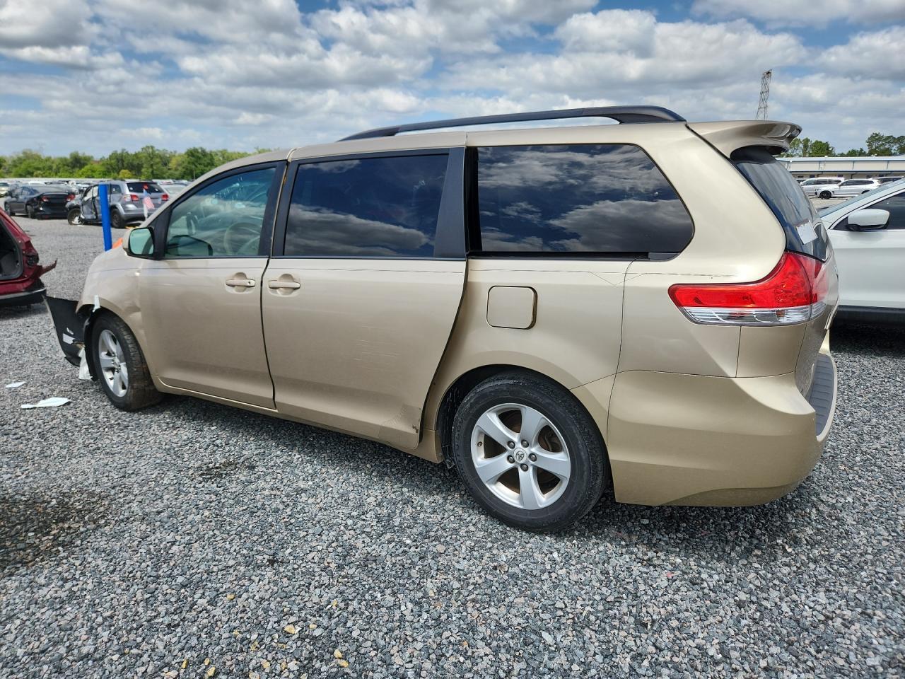 2012 Toyota Sienna Le - Image 2