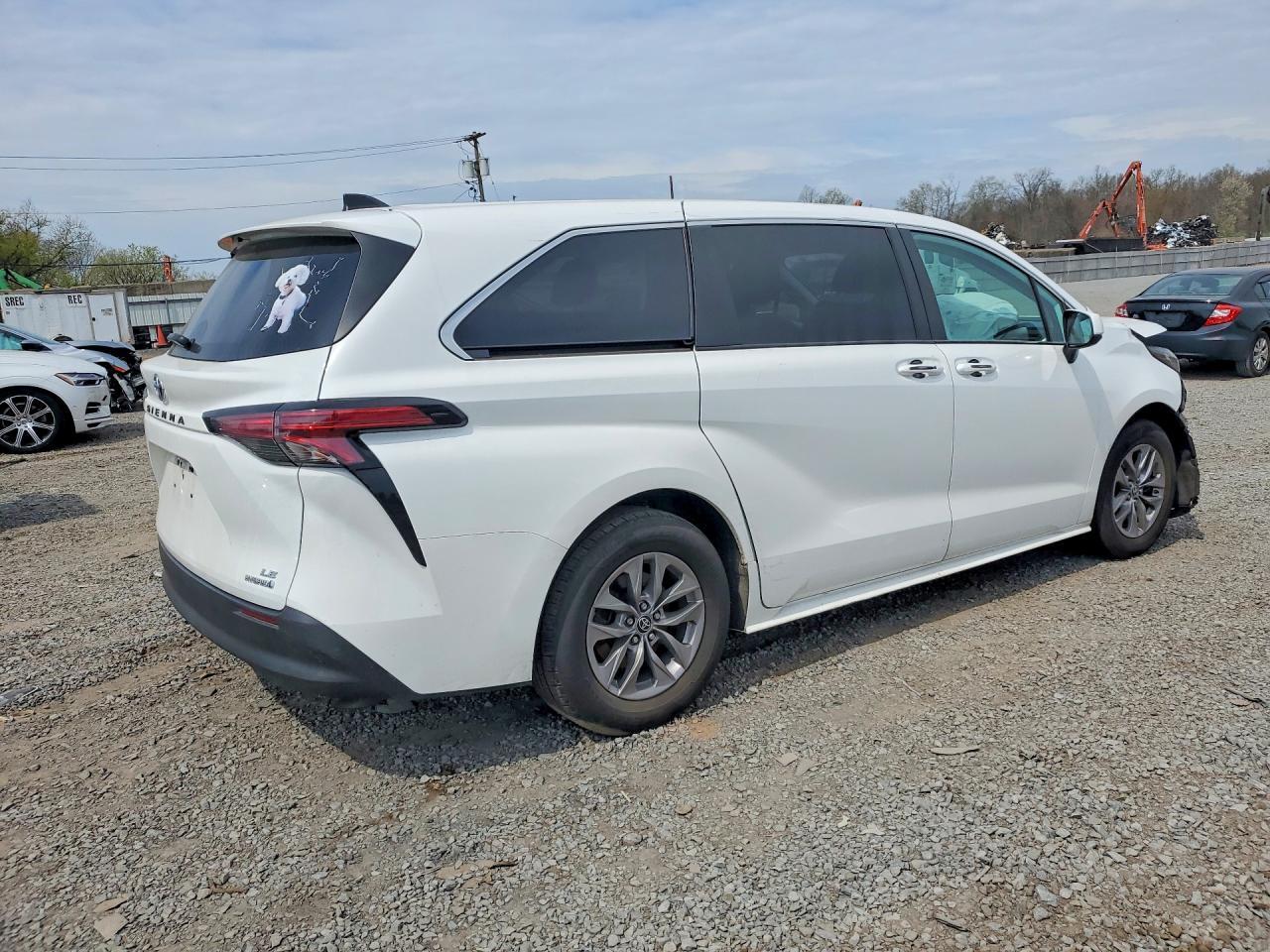 2022 Toyota Sienna Le - Фото 3