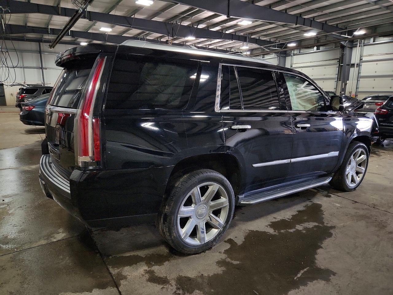2016 Cadillac Escalade Luxury - Image 3