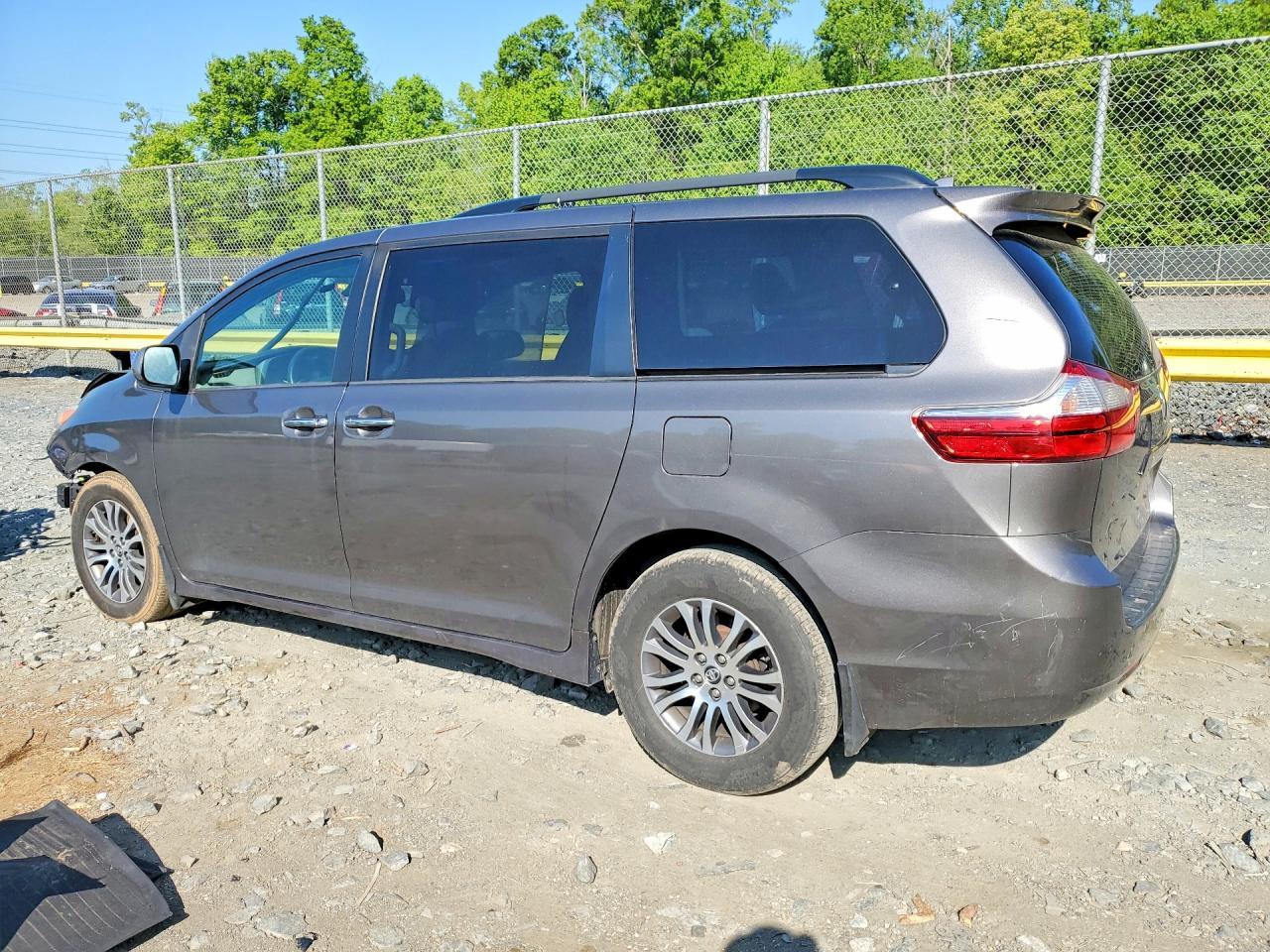 2018 Toyota Sienna Xle 8-Passenger - Фото 2