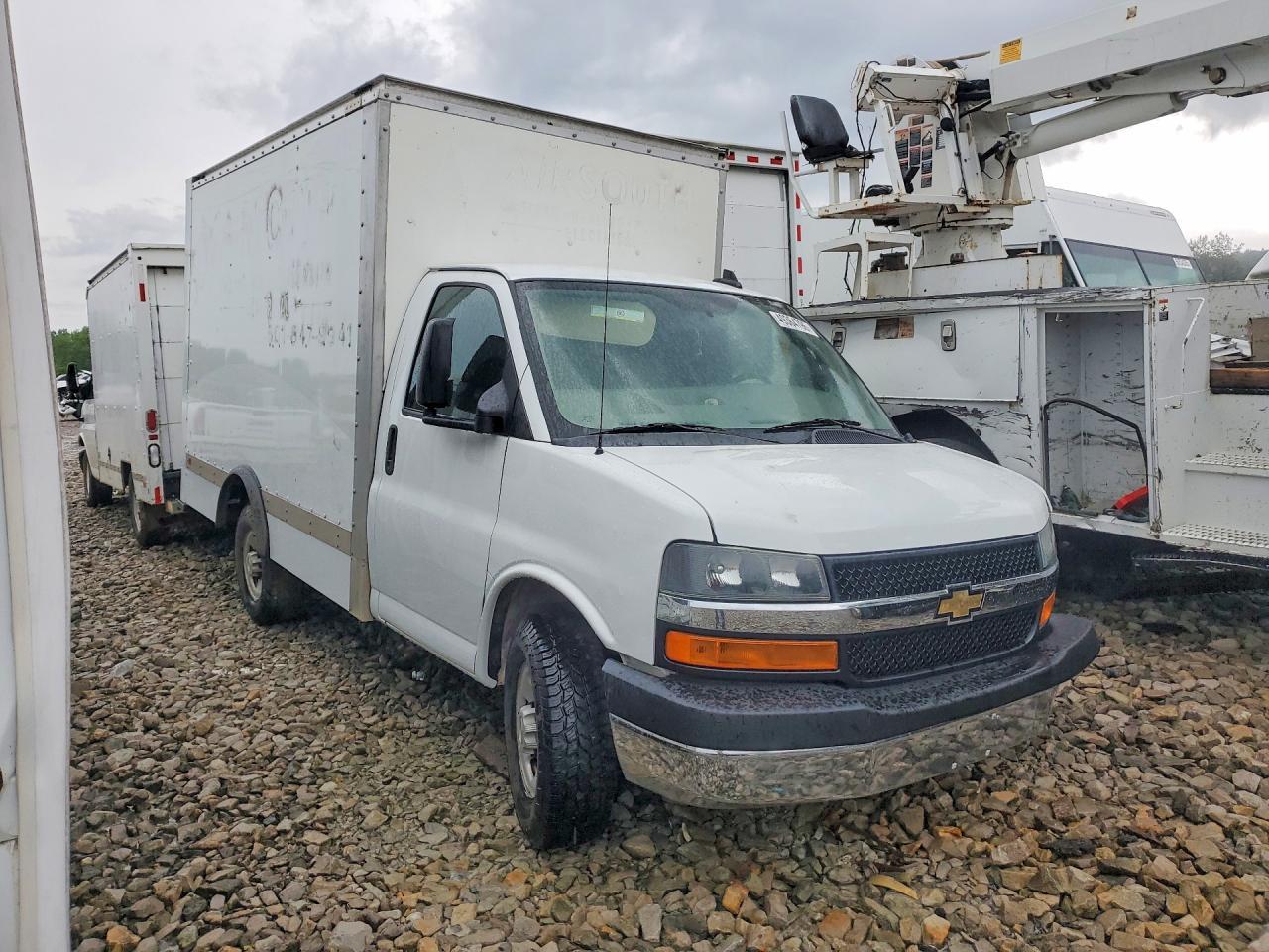 2023 Chevrolet Express Box Truck - Фото 4