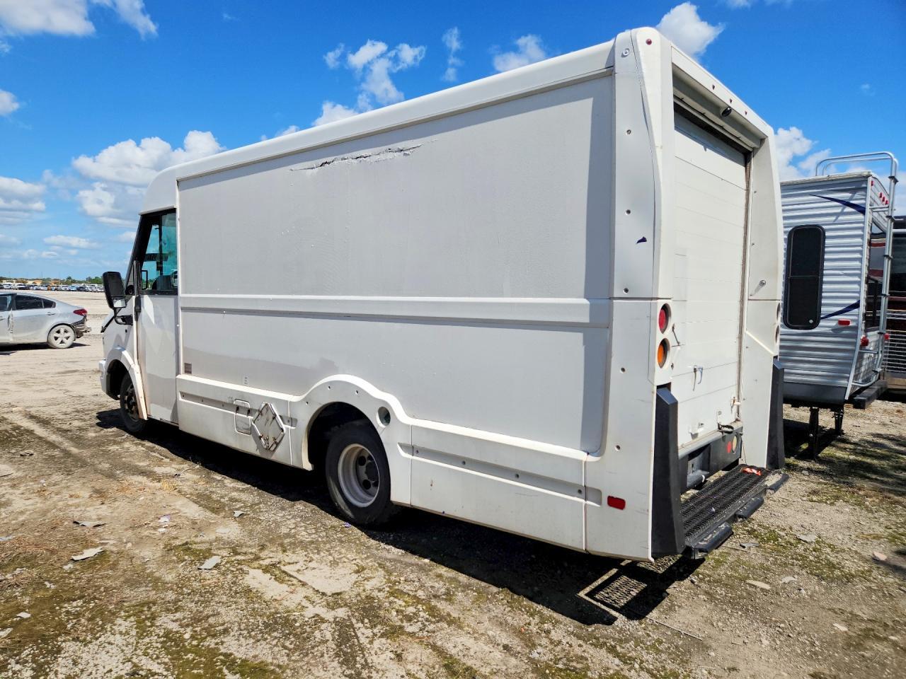 2013 Isuzu Npr Delivery Truck - Image 2