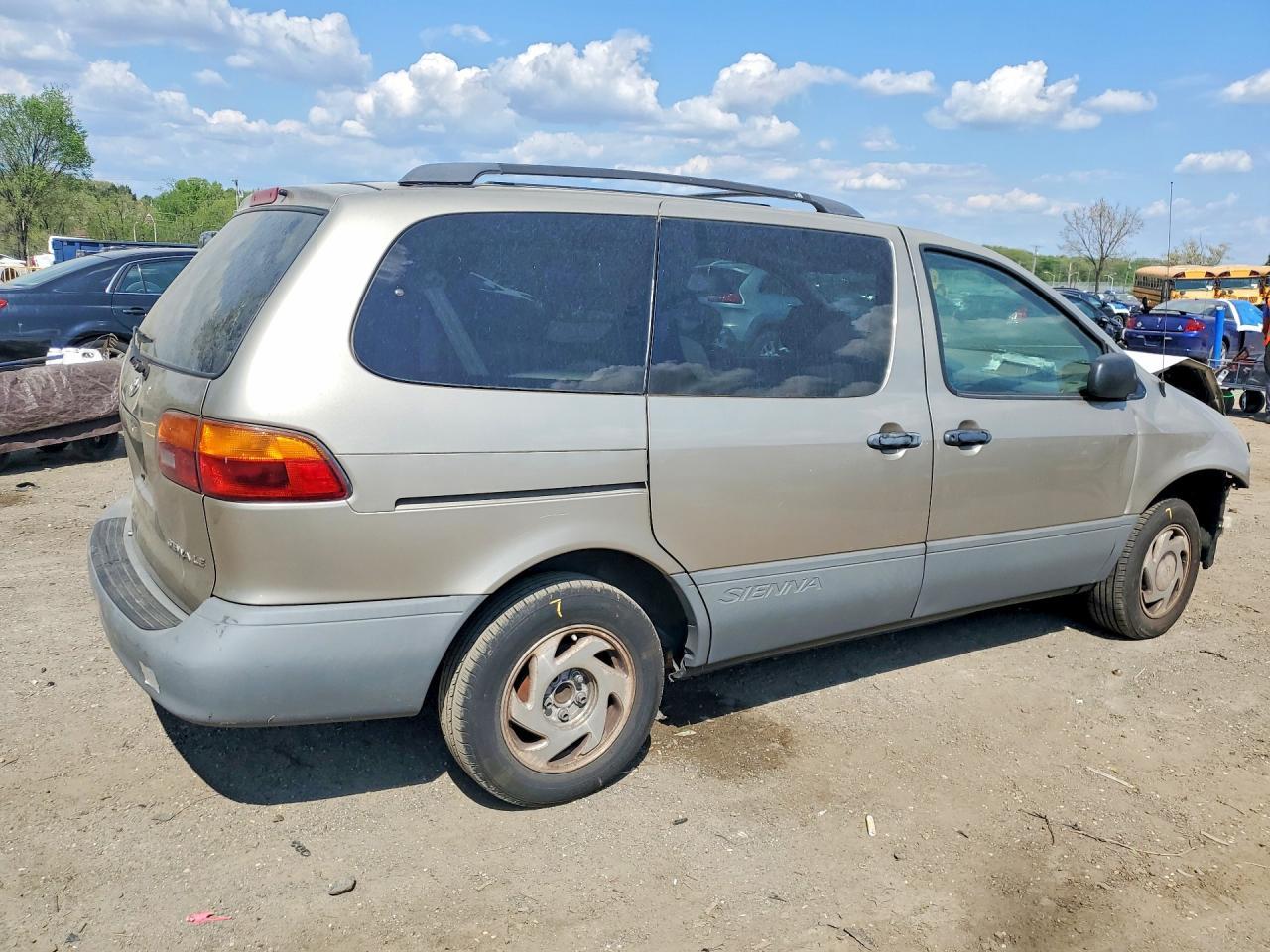 2000 Toyota Sienna Le - Фото 3