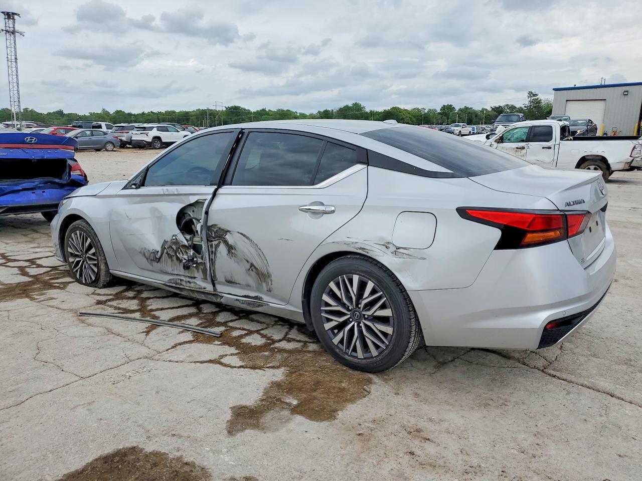 2024 Nissan Altima Sv - Image 2